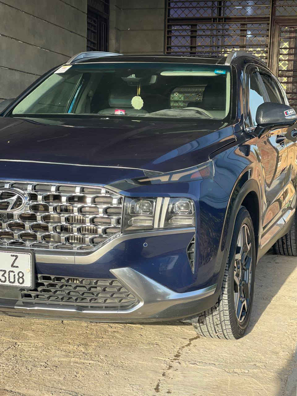 🚗 للبيع  – سانتافي 2023 فول مواصفات كامل أعلى فئة (Calligraphy) 🔥
Hyundai Santa Fe
موديل: 2023
محرك: 2.5 تيربو 💪
كير: أوتوماتيك 8 سرعات
دفع: دبل (AWD)
حادثهة سقوط شجرة على البانوراما 
🔥 المواصفات (فول كامل بدون أي نقص):
✨ تشغيل عن بعد + بصمة
✨ تحريك السيارة من الريموت (تطلع وتدخل – Smart Parking)
✨ باب خلفي كهرباء (ذكي)
✨ فتحة سقف بانوراما 🌤️
✨ كشنات جلد فخمة جداً
✨ تدفئة وتبريد للكشنات ❄️🔥
✨ ذاكرة مقاعد
✨ مرايا شفط + طي كهرباء
✨ شاشة كبيرة + نظام ملاحة
✨ شاشة عدادات ديجيتال
✨ كاميرات 360 درجة
✨ حساسات أمامية وخلفية
✨ نقاط عمياء + تنبيه وعرض
✨ رادار أمامي + مثبت سرعة ذكي
✨ نظام المحافظة على المسار
✨ نظام التحذير من الاصطدام
✨ نظام بريك طوارئ
✨ تشغيل زر (بصمة)
✨ شحن لاسلكي
✨ نظام صوتي عالي ونقي 🔊
✨ ويلات 19
✨ إنارة LED كاملة
🟢 حالة السيارة: ✔️ أعلى فئة (Calligraphy)
✔️ نظيفة جداً
✔️ استخدام خفيف
✔️ ما تحتاج أي صرف
✔️ جاهزة للاستخدام 
📍 الموقع: (بغداداليوسفية)
💰 السعر: (235) وقابل للتفاوض
📞 الاتصال: ***********)
