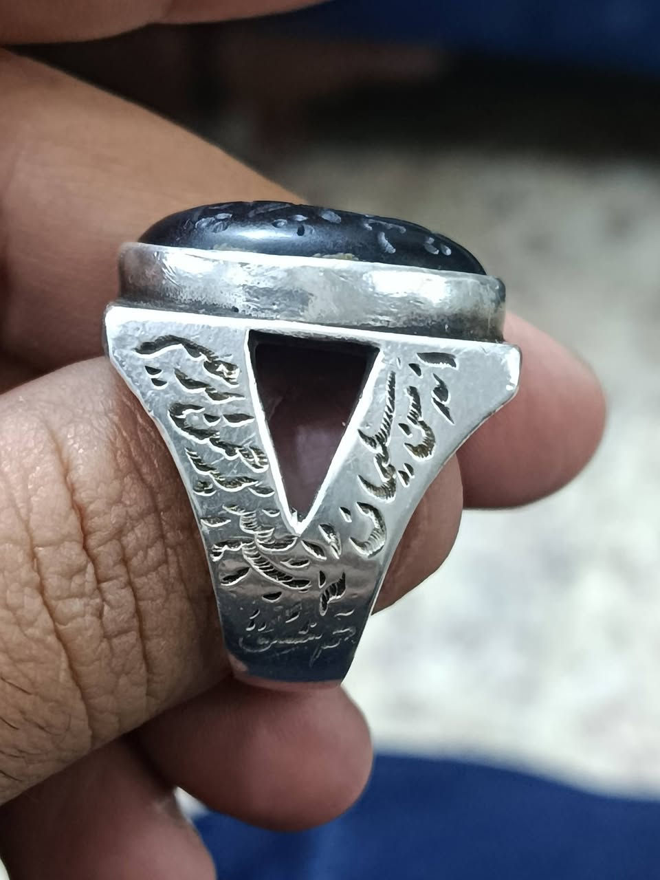 شفه يماني قديم صياغه ثقيله 
مخطوط حرز سيد علي القاضي عله الفضه 
قياس 26 
حجره خشنه 
السعر 200 الف 
***********
الامين الثانيه
