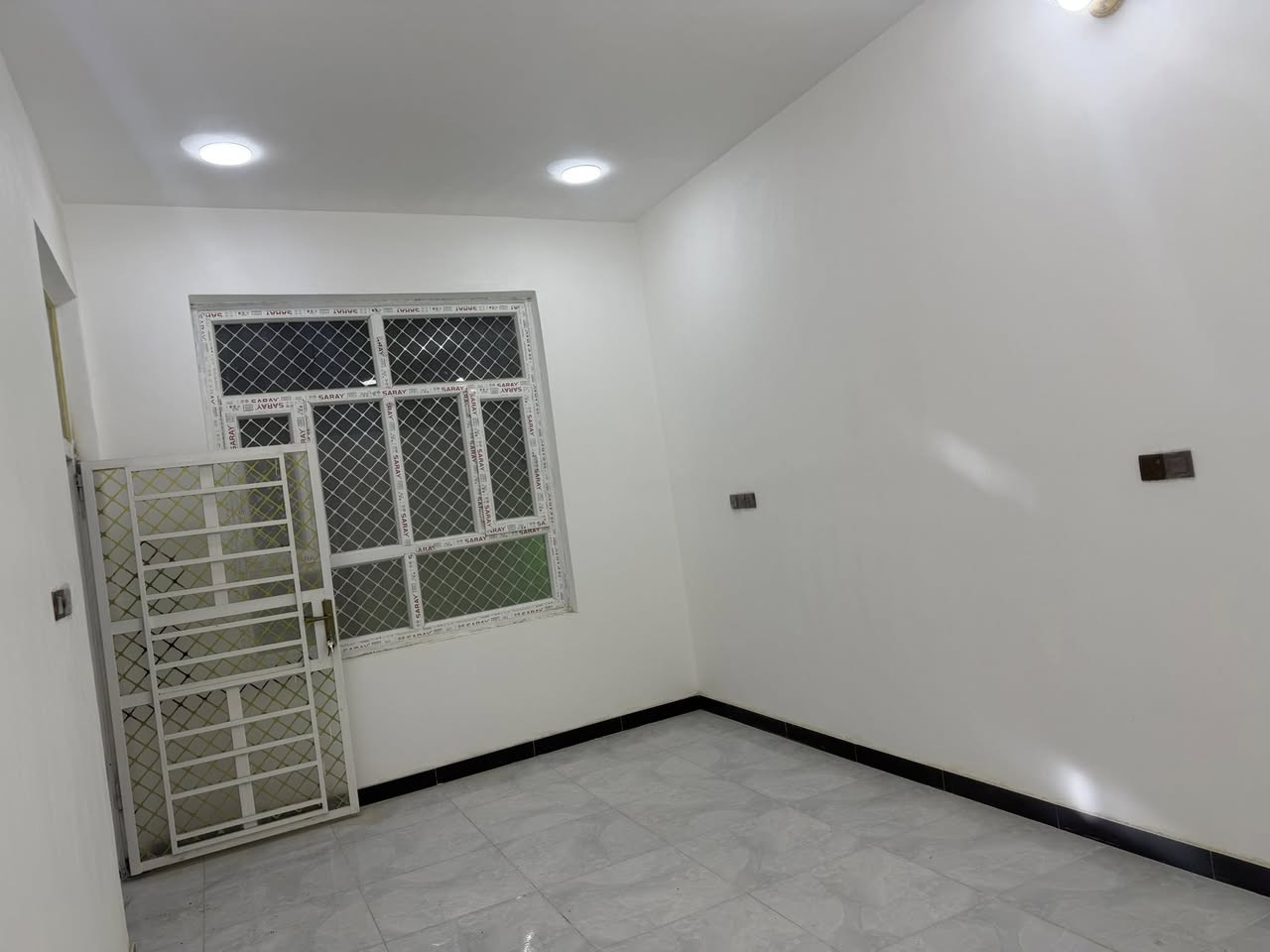 بيت للبيع مجمع توحيد مساحه ١٧٦ واجهه ٧ ونص بناء جديد مامسكون
استقبال

مطبخ

صاله

صحيات داخليه وخارجيه

غرفتين 

للاستفسار اكثر الاتصال على ٠٧٨٠ ٤٠٢ ٩١٢٩
