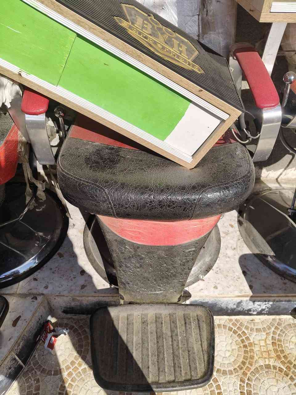 سلام وعليكم غراض محل حلاقه لبيع مرايات ميوزه كراسي مكان هوره *********** تصال
