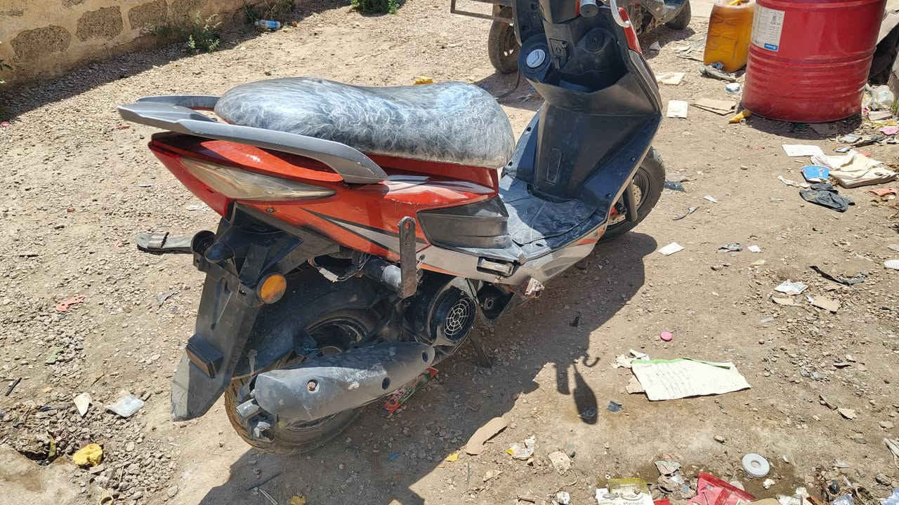 سايم نحىه موديل 2018 بسمي قبل 3 ايام ستلمت لوحات وسنويه وهزه بعد ماشديته تحويل ثاني يوم  ماطور شوي كشره مو نضيف فقط السعر ب واحد يعني مليون قفل عنوان هيت حي الجمعيه   اي ستفسار اتصل علا رقم ***********0
