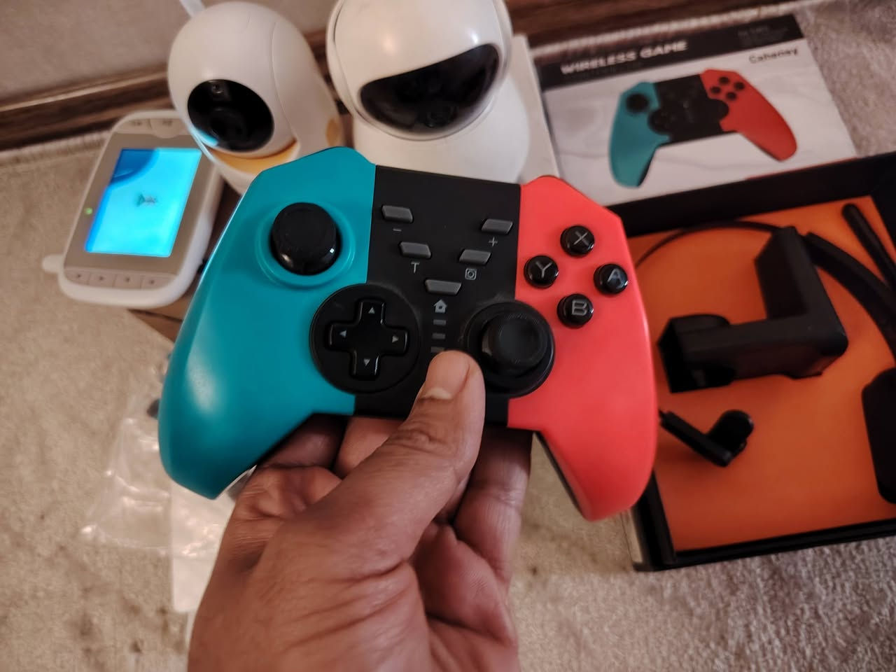 شلعة بسعر٤٥ الف الكتروني الي يريدها يتمم خاص او واتساب 
تتكون من جويستك ننتندو وايفون
كامرة مراقبة اطفال ايبادها بي كسر بسيط بالشاشة
كامرا مكتب تنربط عالتلفون 
دي في دي
سي دي درايف لابتوب وتايب سي 
سماعة ماركة جلد تك مع مايك متحرك 
***********
