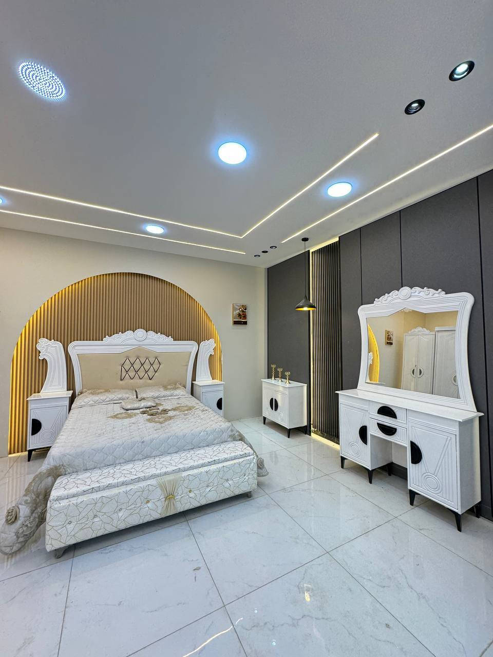 من اااااجمل النجارة العراقية 
غرف نوم مع هيام للأثاث 
🆕 وصلنا موديل جديد من غرف النوم العصرية
✨ تصميم أنيق يناسب كل بيت
✨ جودة عالية وصناعة متقنة
💰 السعر: (((مليون ))) فقط مع الشد ونقل داخل بغداد اما باقي المحافظات التوصيل باسعار مناسبة✨
📦 مواصفات الغرفة:
• الخارج الغرفة تحفير SNS MDF سماكة 5 ملم 
• الداخل  صاج معاكس 3 ملم 
• صبغ حراري درجة أولى
• تصميم زاوية كنتوري بارتفاع الكنتور
• سرير بلايوود أسود بـ 6 أرجل قوية
📏 قياس الكنتور:
• الارتفاع: 2.40 متر
• العرض: الكنتور مع زاوية الملابس 4 متر ✨
➕ إضافات اختيارية حسب الطلب:
• شازلون مخزن + طابورية 75 ألف
• شازلون مقعد + طابورية 50 ألف
• دوشك 150 ألف🚚 النقل والشد متوفر — الأجرة حسب العنوان
📩 للطلب والحجز راسل الصفحة الآن
🌹 هيام للأثاث — عنوان الأناقة
الحجز و الاستفسار واتساب *********** 📞
*********** ☎️
