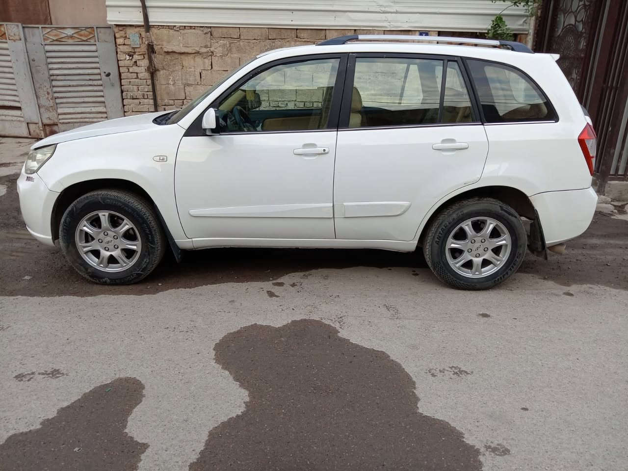 شيري تيجو 2013 محرك 1800 بدون صبغ بدون تبديل محرك كير كلج جديد شاشة كامرة خلفية دوشمة أرضية جديدة بطارية جديدة قايش رولات تمن كيس جديد تبريدجديد راديتر جديد ما زدات جديدة مروحة إضافية ادامة كاملة سيارة مكفولة ماعدى صبغ الدعامية الأمامية والكرن الخلفي وسونار موجود منضومة بانزين تبديل كامل تانكي فيت بمب اكلاص نوزلات ابلكات صالنصة كاملة دكشن حار شريط ستيرن  شمعات خلفية دسكات خلفية تايرات نظيفة كهربائيات كاملة داخل وخارج واكو شغلات مبدله وناسي اذكرهة رقم بغداد بسمي ***********
