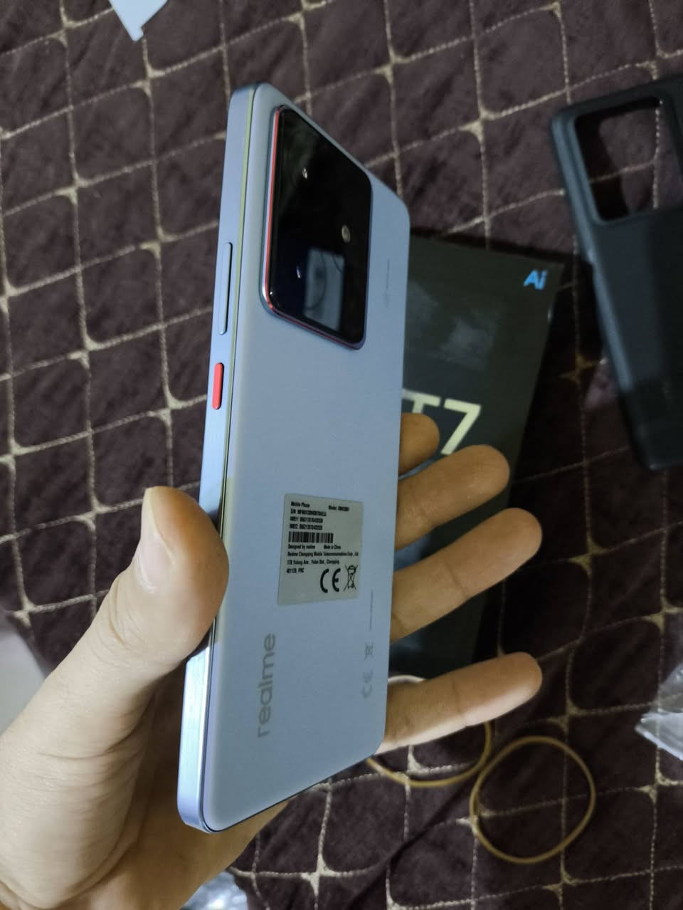 وحش الالعاب ريلمي GT 7 اخو الجديد فقط مفحوص السعر 550 وعندي توصيل وهاي مواصفاته 
ذاكره 512 و عشوائية 12+12 يدعم الذكاء الاصطناعي شاشته امولد 120 هيرتز ينطيك ببجي
المعالج اقوى معالج للالعاب + الشحن 120 واط

مواصفات هاتف Realme GT 7 الرئيسيةيأتي الهاتف كأحد أقوى الأجهزة المنافسة في فئته، وتتضمن مواصفاته الرسمية ما يلي:
الشاشة : شاشة ممتازة من نوع LTPO AMOLED بحجم 6.78 إنش، وبدقة 1.5K تدعم معدل تحديث 120Hz، وسطوع خارق يصل إلى 6000 شمعة.
المعالج : مزود بمعالج فئة الفون الممتازة MediaTek Dimensity 9400e بتكنولوجيا 4 نانومتر لتقديم أداء قوي في الألعاب والذكاء الاصطناعي.
البطارية والشحن : بطارية عملاقة بسعة 7000 مللي أمبير تدعم الشحن السريع الخارق بقوة 120 واط (Ultra Charge).
الكاميرا : كاميرا خلفية رئيسية بدقة 50 ميجابكسل بمستشعر Sony IMX906 مع مثبت بصري OIS، تتيح تصوير فيديو بدقة 4K وميزة Dolby Vision.
النظام والتبريد : يعمل بنظام Android 15، ويحتوي على نظام تبريد متطور بجزيئات الجرافين (IceSense) لتشتيت الحرارة أثناء الاستخدام المكثف.


**إذا كنت صاحب هذا الإعلان وتريد حذفه لأي سبب، رجاءا أرسل رسالة إلى الدعم الفني**