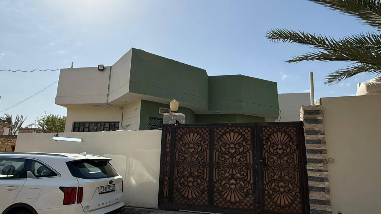 السلام عليكم دار للبيع مساحة ٢٣٥ متر كهرباء وماي أسأله     يبعد عن الشارع العام ١٠٠متر العنوان الديوانية طريق السنية سياحي منقطة المزاريج  قرب حسينية المجتبى الرقم ***********
