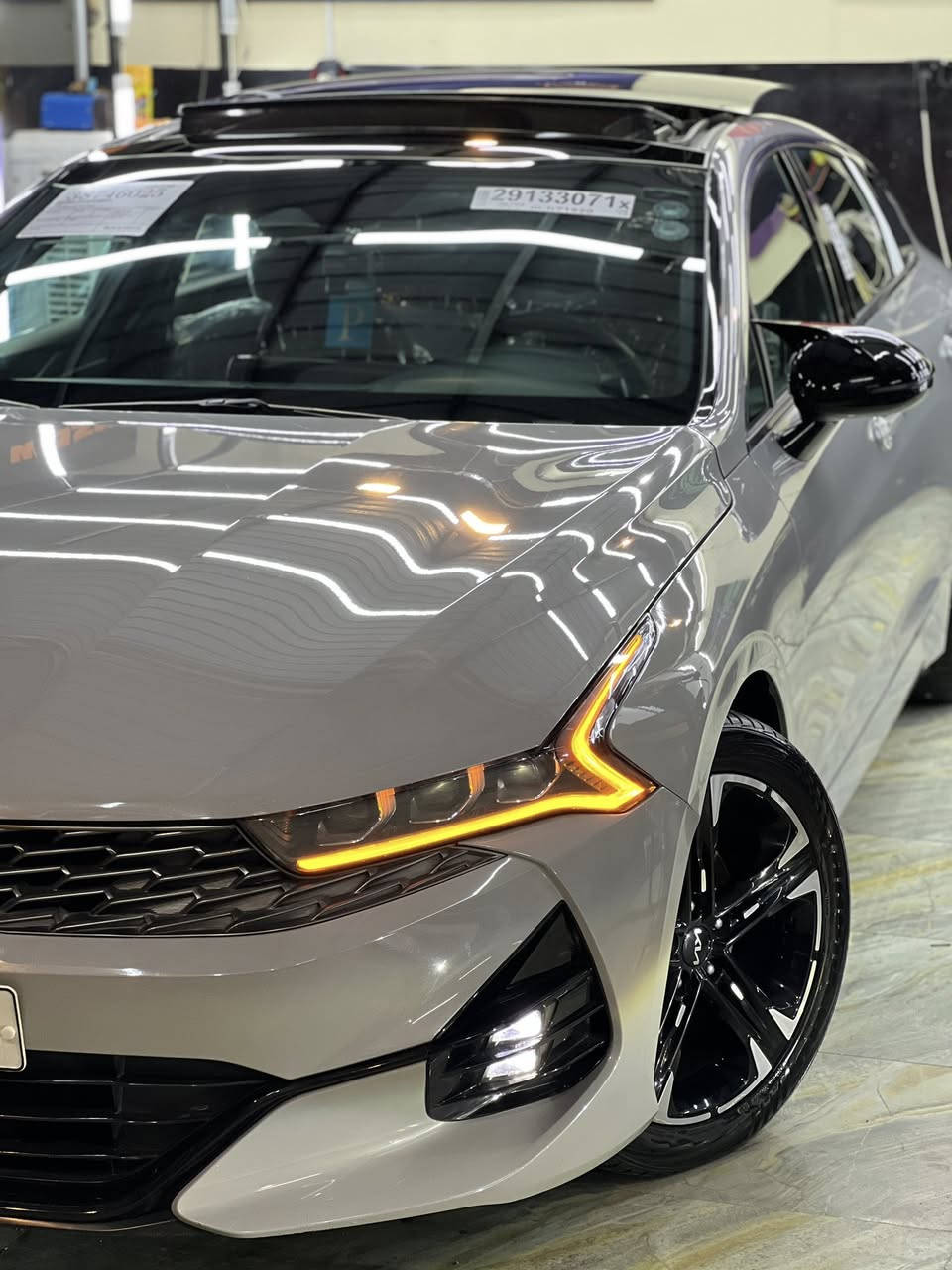 السلام وعليكم

للبيع 

KlA (K5) GT LiNE  2022 

لون سمنتي المميز فول 1/1 داخل احمر 

المواصفات : 

فتحة سقف بانوراما 

بصمة تشغيل وتشغيل عن بعد 

داخل احمر جلد مع ختومات ال GT 

محرك 1600 توربو ✈️ 

بريك بصمة 

مثبت سرعة 

رادار امامي ومانع تصادم 

رادار خلفي وتوقف ذاتي 

رادار جانبي 

نقطة عمياء 

مقعد السائق كهرباء 

اشاير بل مري 

شاشة كبيرة لمس 

نضام ABS 

كامرة خلفية دوارة 

حساس اطارات 

تحكم استيرن 

صندوق كهربايي 

شاشة اعطال 

5وضعيات قيادة 

شحن لاسلكي 

مصابيح LED 

كشاف ضباب 

وباقي المواصفات معروفة 

السيارة بحالة الوكاله بدون ايربك السيارة 

الحادث ربع جاملغ امامي جهة السايق مع تعديل PDR جامغ الخلفي صور الحادث بلمنشور 

العنوان موصل 

*********** 

***********
