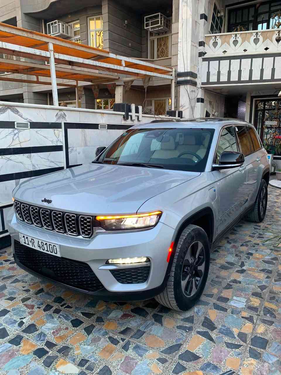 جيب كرانـد شيروكي 2024 
🚨دخول جديد مرقم بغداد مميز  بسمي 
  بانزين + هايبرد + شحن منزلي
المسافة المقطوعة:  32الف ميل

الضرر موضح بل صور ورقم شاصي هم بيها تبديل بنيد وبابتبن اليمنه اصليات نفس الوان صار بيها صبغ جملغ امامي يسره وجملغ خلفي يمنه فقط كلشي واضح بل منشور ايرباك برده فقط 

🚨 فول 1/1
 1شاشتين 
بانوراما طكتين
2. بصمة
داخل اوف وايت 
سستم صوت Alpine
3. تشغيل عن بعد  

5. كشنات جلد

6. كشن السايق ميموري

7. كشنات كهرباء

8. صندوق كهرباء

9. حساسات خلفية مامي 

10.  3 قطع تبريد

11. اشاير بالمري

12. رادار أمامي

13. رادارات 360

14. ثلاث وضعيات قيادة

15.  نظام اختيار الباتري او بانزين

16. كير ماوس

17. نظام منحدرات

18. هيتـرات بالكشنات

19. ويل كب كروم

20. لايتات لد

21. بكلايت لد

22. كشافات

23. بصمة أبواب

فول مواصفات 1/1   
السعر 250$ورقه وماكو هيج سعر   
مكاني بغداد جديده الاتصال

‭***********‬
