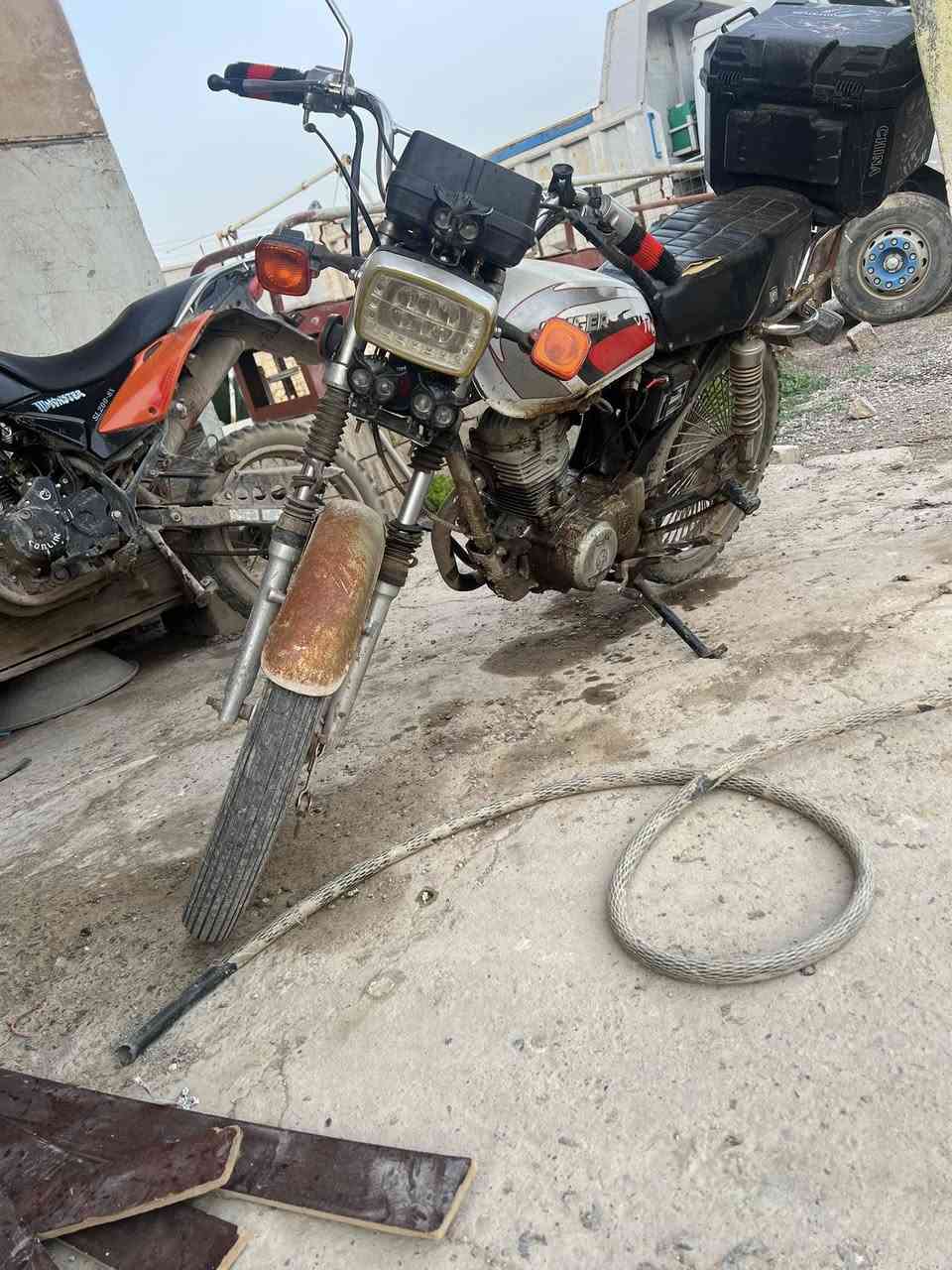 سلام عليكم تايكر موديل 20 نضيف. كهرباياتو كلا شغاله محرك شرط لادخن وإلا بخار العسر 250  بي مجال شي قليل المكان جنوب الموصل قريه السفينه الرقم***********
