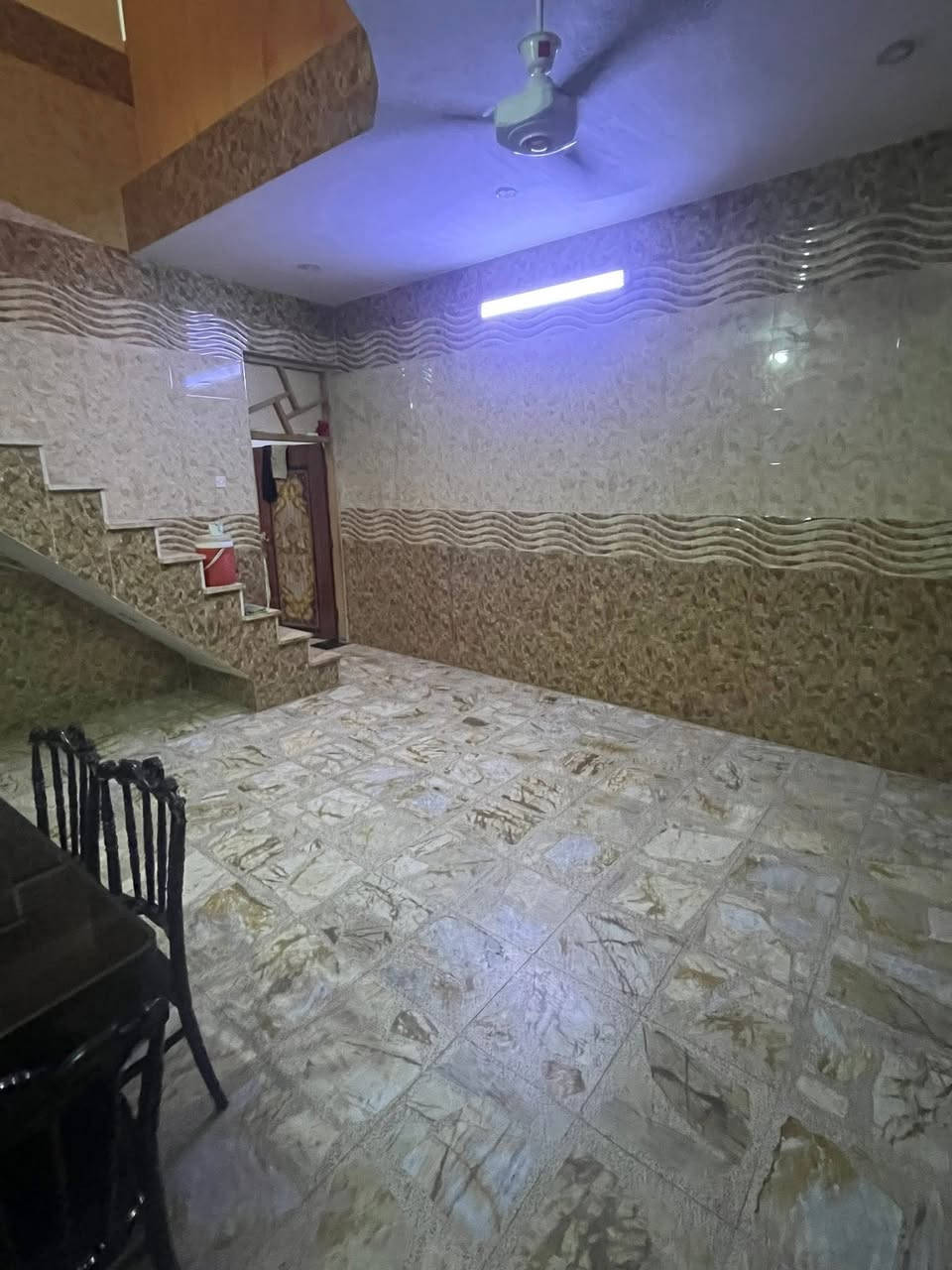 بيت للبيع مساحه 120 على شارع 20 عام تجاري في منطقة الرئاسة قرب أبو علي الدراجي
البناء 2019 يحتوي على استقبال ومطبخ وصالة وغرفه وايضاً صحيات وحمام داخلي 

والمنطقة تحتوي على ماء وكهرباء ومجاري وارصفة وإنترنت 
والتبليط قيد الإنشاء 

السعر 105 وبي مجال 

للاستفسار ع الرقم ***********
