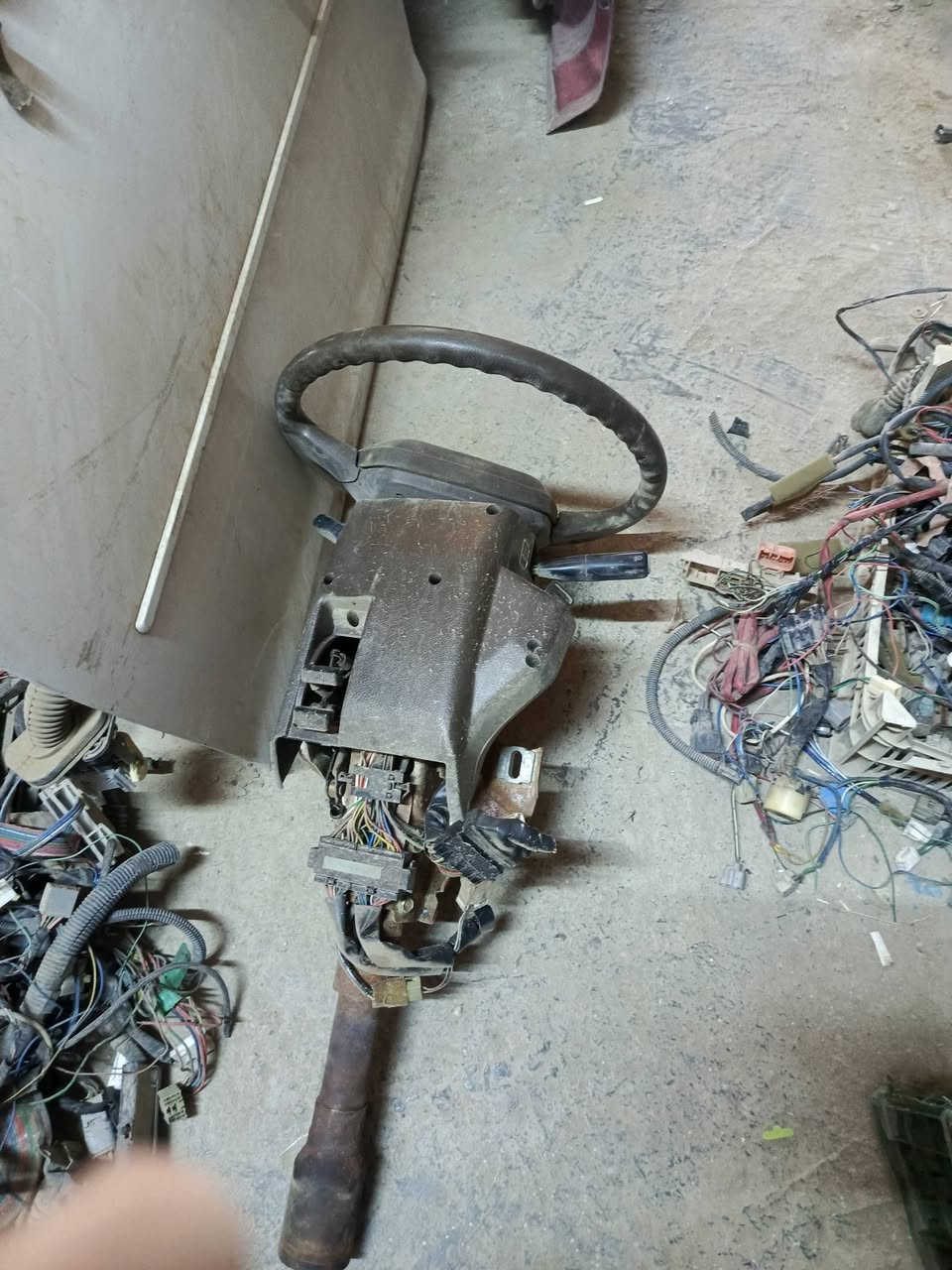 سلام عليكم استيرن كامل مال حاويه بس شفت مابي للبيع يرهم على ارنب..أو على هارتوب.. على سيدان..يمنه..مو ايسر.. سعر 175.……***********
