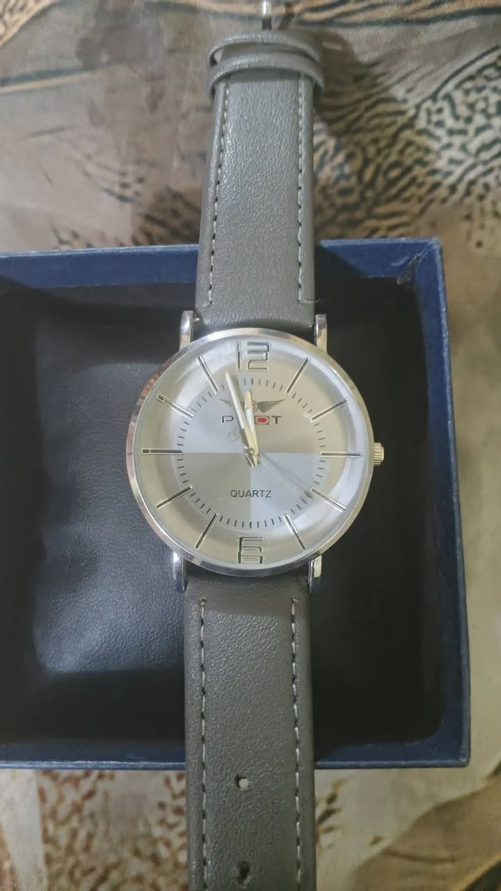 ساعة يد كلاسيكية بتصميم طيران (Pilot Watch) - مستعملة نظيفة

•الموديل: TOPGUN MODEL 13037.

•نوع الحركة: كوارتز (تعمل بالبطارية).

ا•لهيكل (العلبة): ستانلس ستيل فضي لامع ومقاوم للصدمات مع غطاء خلفي مختوم بالكامل بمواصفات الطيران.

•المينا: رمادي كلاسيكي مقسم بلونين، مع أرقام علوية وسفلية واضحة وعقارب ذهبية لسهولة القراءة.

•مقاومة الماء: مقاومة لرذاذ الماء الخفيف والعرق (Water Resistant).

•القطر التقريبي للعلبة بدون التاج هو 40 ملم (وهو المقاس الرجالي القياسي الأكثر طلباً والمناسب لجميع معاصم اليد).

•حالة السوار (الحزام): سوار جلدي باللون الرمادي مع وجود ثقب إضافي تم عمله يدوياً لتناسب المقاسات الأصغر بشكل محكم.

•الملحقات: تأتي مع العلبة الخاصة بها الموضحة في الصور.

•السعر 25 الف ( قفل ).


**إذا كنت صاحب هذا الإعلان وتريد حذفه لأي سبب، رجاءا أرسل رسالة إلى الدعم الفني**