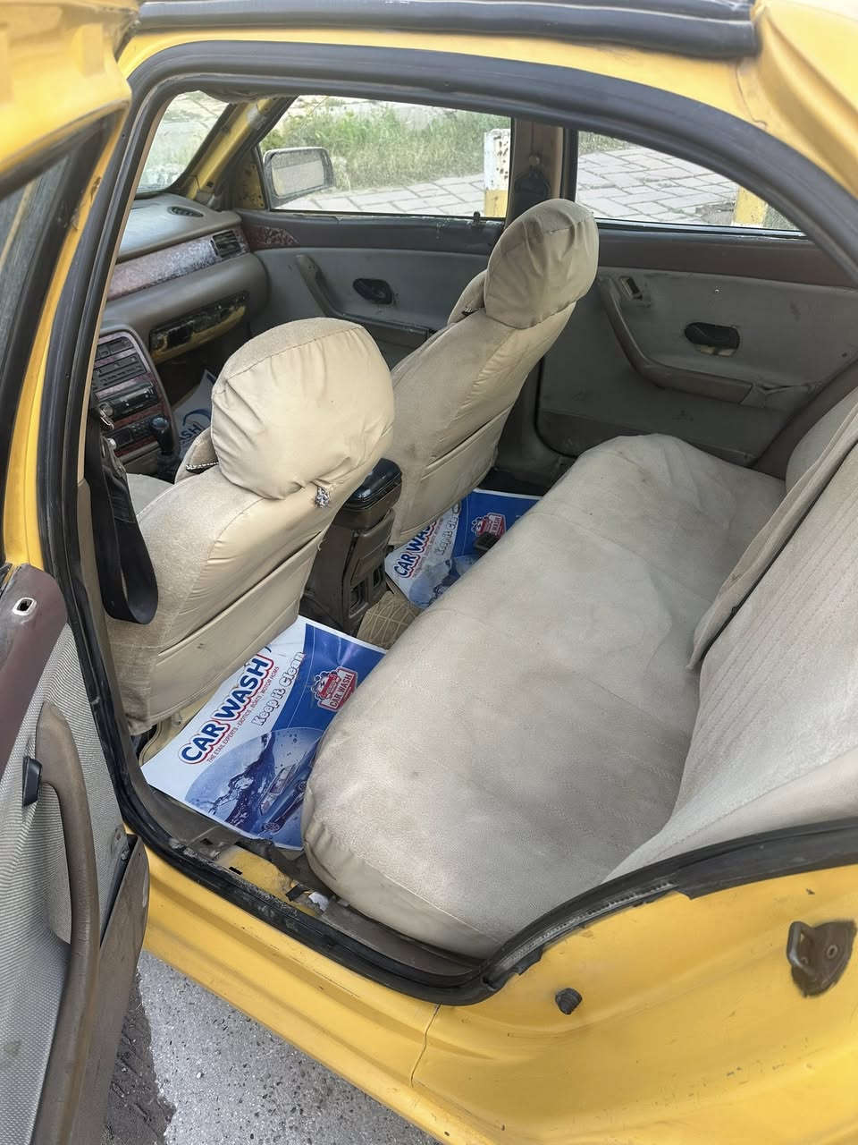 سياره سمند للبيع ب ٢٠ ورقه الي يريدها يجي ياخذها مكينه مابيها عزم ***********
