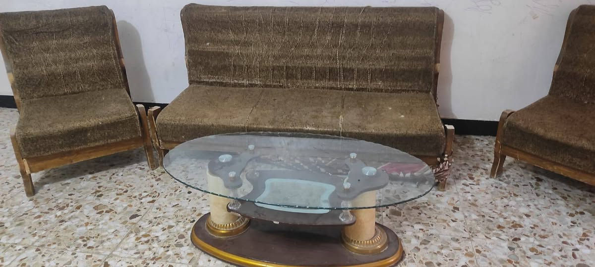 جمعة مباركه .بيع مستعجل جوه البلاش 10 مقاعد نضيف مع طبله وسطيه  و4 تچوات كلهن سعر 50فقط
عنوان حله شارع الحسينيه للتواصل ***********
