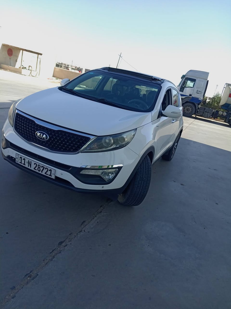 السلام عليكم 
كيا سبورتج موديل 2016 خليجي 
فول مواصفات عدا البصمه 
مكينه ٢٤٠٠ دوش 
قطعتين تبريد 
بنوراما 
صدر تخم تاير كله جديد
سياره مال جناي 
كفاله عامه حتى من البارد 
بيه فقط براغي الصندوق مرخايه 
رقم بغداد شرط التحويل
السعر 154. وبيه مجال كلش بسيط
مكاني المحموديه *********** 
***********
