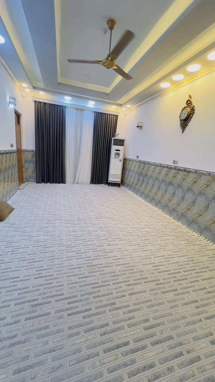 العنوان حي الخليج 
200 متر
طابق بي غرفتين
صاله
استقبال 7x4
مطبخ
مناور ثنين
طابق ثاني صاله صحيات كامله
غرفتين واصلات للبايكار
العنوان حي الخليج
***********
