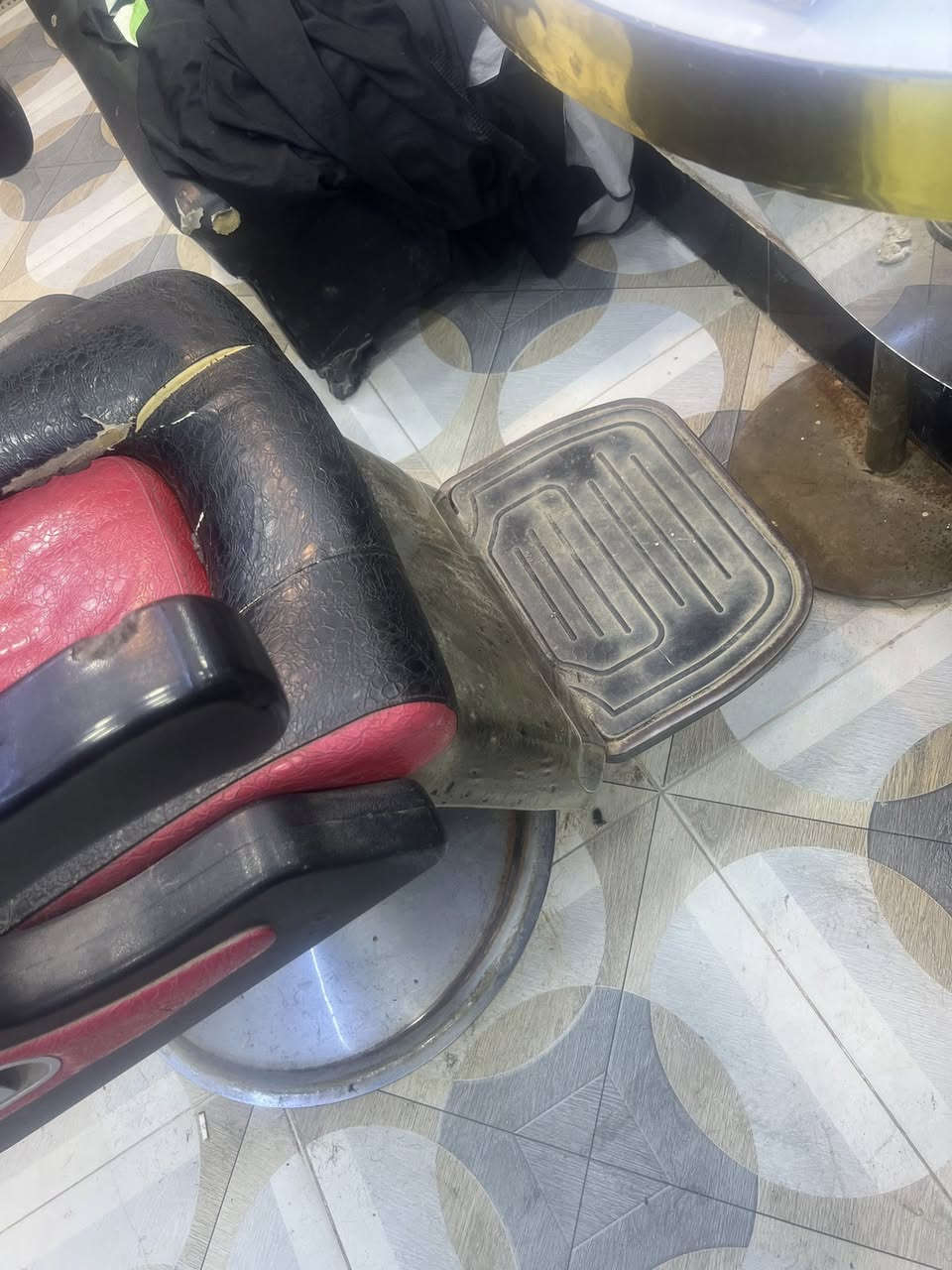 زوج كراسي للبيع النظافةه وسط الصور مبينةه المكان بغداد السعر 200 وبيهن مجال


**إذا كنت صاحب هذا الإعلان وتريد حذفه لأي سبب، رجاءا أرسل رسالة إلى الدعم الفني**
