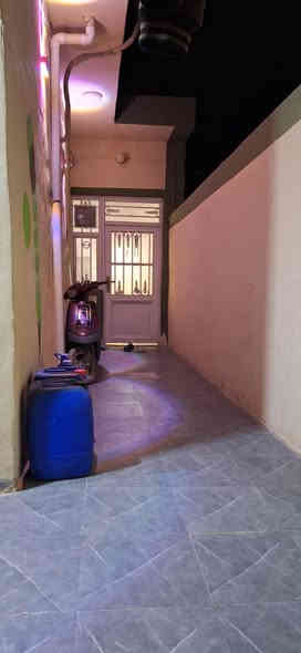 دار للبيع مساحه ١٠٠متر حي التحدي
اساس كونكريت بناء حديث طابوگ سقف كونكريت يتكون من ،
 استقبال 5.5 ×3 
مطبخ 5× 3.5 
صالة 4×4
غرفة 
منور 
ارضية بوسلين 
سقوف جبسن بورد كل البيت وانارة مخفيه 
السعر ٦٠ مليون مع المجال البسيط 
للاستفسار اكثر الاتصال على الرقم او راسل واتساب ***********
