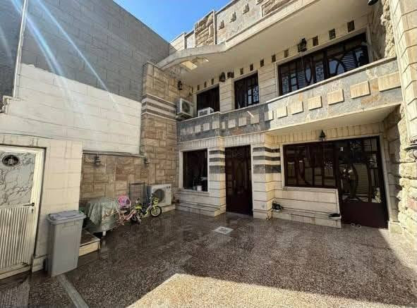 السلام عليكم 
العقار للبيع 
المساحة 150 متر  الوجه 7.5 النزال 20 
يحتوي على كراج وخدمات للضيوف واستقبال ومطبخ حار وبارد وغرفة نوم وخدمات 
الطابق الثاني 3 غرف نوم وخدمات 
والطابق الاخير بيتونه بالاضافة الى سطحين 

العنوان شارع فلسطين حي الادريسي محلة ٥٠٥ 
للأستفسار ***********
