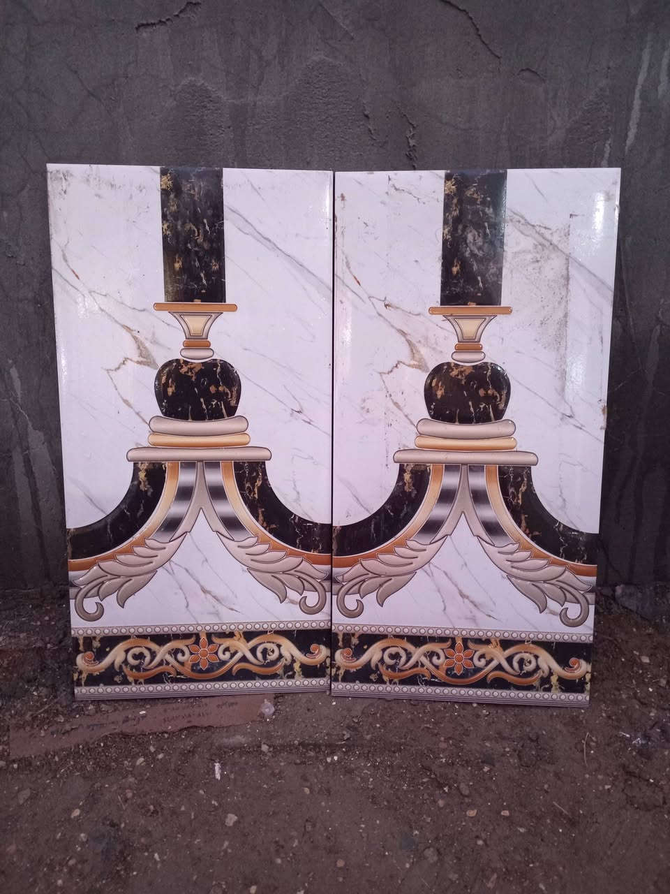 للبيع اربع كارتون سيراميك جدار و
كارتون واحد ارضيه صحيات... للأستفسار 
الاتصال على الرقم.. ***********
