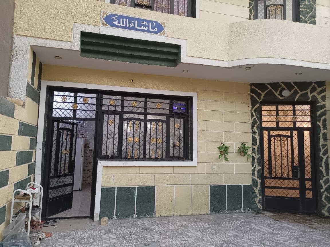 بيت ٢٠٠ متر للايجار حي المواصلات (زراعي)قرب جامع خديجة يتكون طابقين
الطابق الارضي  طرمه.. استقبال.. مطبخ... حولي.. غرفتين نوم.. حمام.. مناور ٢

الطابق الاول.. حولي.. غرفتين نوم.. حمام

السعر 750 الف
للاستفسار التواصل على الرقم ***********
