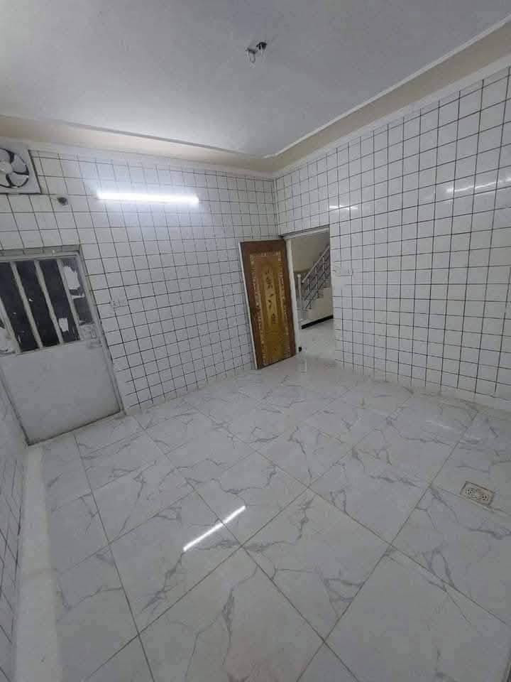 سلام عليكم دار مسلح للبيع مساحة ١٦٢،٥ متر واجهه ١٠وربع متر   (للبيع كامل او قطع ١٠٠ متر واجهه ٦ متر 
او ٦٢ متر واجهه ٤ وربع ) طابوصرف  يحتوي على كراج وصاله ومطبخ  فوك وجوه ومنور وخدمات ويحتوي على (سبعة غرف نوم) وسطح موقع ممتاز وشارع عريض  سند مستقل والدار فارغ وماكو مقابيله بيوت مال استثمار و  (بسعر الأرض ) العنوان بغداد منطقة القاهره خلف تانكي الماء قرب متوسطة الفتوه للاستفسار رقم ***********
