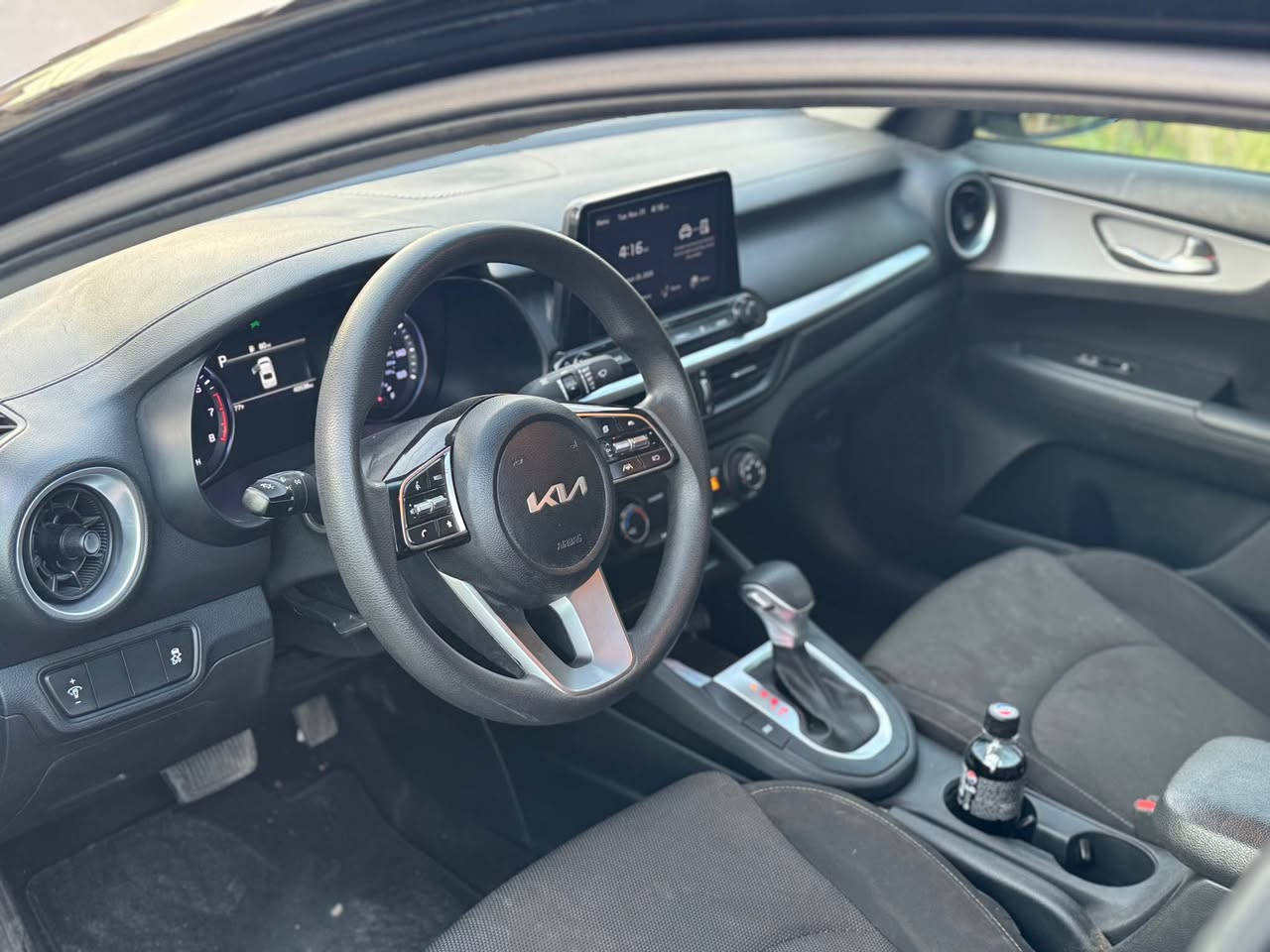 سلام عليكم 
للبيع كيا فورتي 2024 ترقيم جديد 
مكانها بغداد 
شراي يتصل *********** 
مكينه 2000 دوش 
مواصفات اعتياديه 
ماشيه 40 
السياره جديده كلش وبدون ايرباك 
بدون دواخل بيها فقط بنيد مبدل
سعر 152 بغداد, العراق
