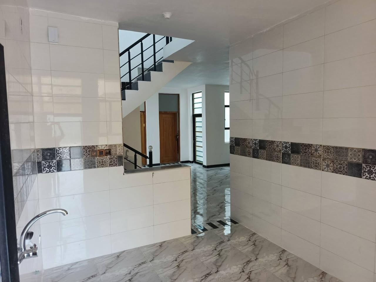 اللهم صلي على محمد وال محمد 
دار للبيع مساحة 150 متر 
كوت حي الحكيم بنزله الوائليه 
طابوب زراعي سند 25 مرقم من بلدية الكوت 
خدمات كامله ماء ومجاري قريب على شارع الصب 
بناء حديث غير مسكون جاهز لسكن 
غرفتين وهول مطبخ وصالة وصحيات 
داخليه وخارجية وكراج ومناور عدد 2 
الاستفسار اتصال او واتساب 
***********
مكتب عقارات دار واسط 
ملاحظة نستقبل جميع العروض 
في محافظة واسط
