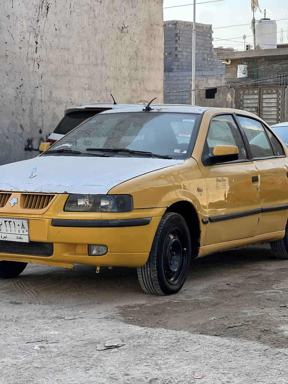 السلام عليكم اخوان سمند 2011 السياره مصفره هيئه تخم تاير كوري جديد منضومة زنون تبريد جديد باتري جديد الياخذها احوله رقم انكليزي واجددله سنويه مباشر  ونسويتها الحالية لل٢٧ السياره بيها ملاحظة بسيطه محرك كايم قبل يومين وعفتها ع وضعها … رايدها ب٢٧ ورقه 
السيارة نظيفة ورزنه وبالعافيه على الياخذها مكانها كربلاء 
الاتصال على الرقم ***********
