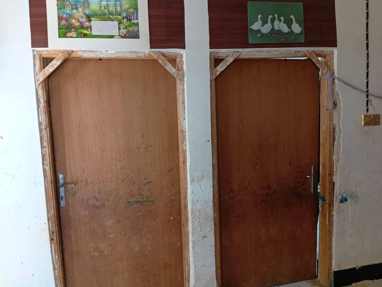بيت للبيع  100متر مربع غرفتين وصاله واستقبال ومطباخ وتخاريج مولد وطني ذهبي بنيان جديد شارع القوسي حي الحسن 200متره عن الشارع اوراقه بل الطابو بيه ميزانيه كهرباء  بيه تانكي وسخان اتصل وخادم ***********
