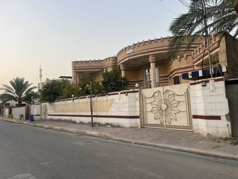 بيت كبير للبيع المساحة ٦٥٠ متر مربع طابو زراعي سند 25 تحويل مباشر 
الرمادي منطقة الجمعية بستان الشيخ محمد مناجد مقابل مطعم حجي زياد. قرب جامع اهل البيت عرض الشارع ١٥ متر  واجهة البيت ٢٥ متر 
للاستفسار ***********.
