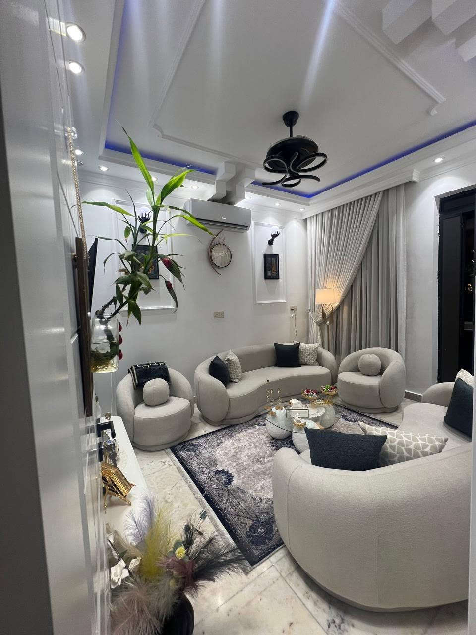 للبيع دار حديث بناء درجة اولى بمواصفات مميزه ثلاث طوابق

📍الموقع في زيونة محله 716 مربع سكني هادئ

🛑 الدار مؤثث بالكامل اثاث مودرن

✅المساحة ———-80م

⬅️الواجهة————5م

↔️ نزال———-16م

يحتوي على مدخلين 
(صالة- مطبخ - 3 غرف نوم - منور - صحيات)

أعرض_عقارك_في_مكتب_مجاز_رسمياً 

للأستفسار ⬇️
#مكتب_الشمري_للخدمات_العقارية
📱 *********** حسين الشمري
📱 ***********  ابو حسين الشمري

🏡 عنوان المكتب(زيونة 716-مدخل الجدار سنتر القديم او حلى بغداد - مقابل مدرسة الزوراء)

#للاعلان_عن_عقاراتكم_من_بيع_شراء_ايجار

فقط ارسل التفاصيل والصور خاص او واتساب ع الارقام اعلاه

   
              #بيع_شراء_ايجار_مشاريع_استثما
