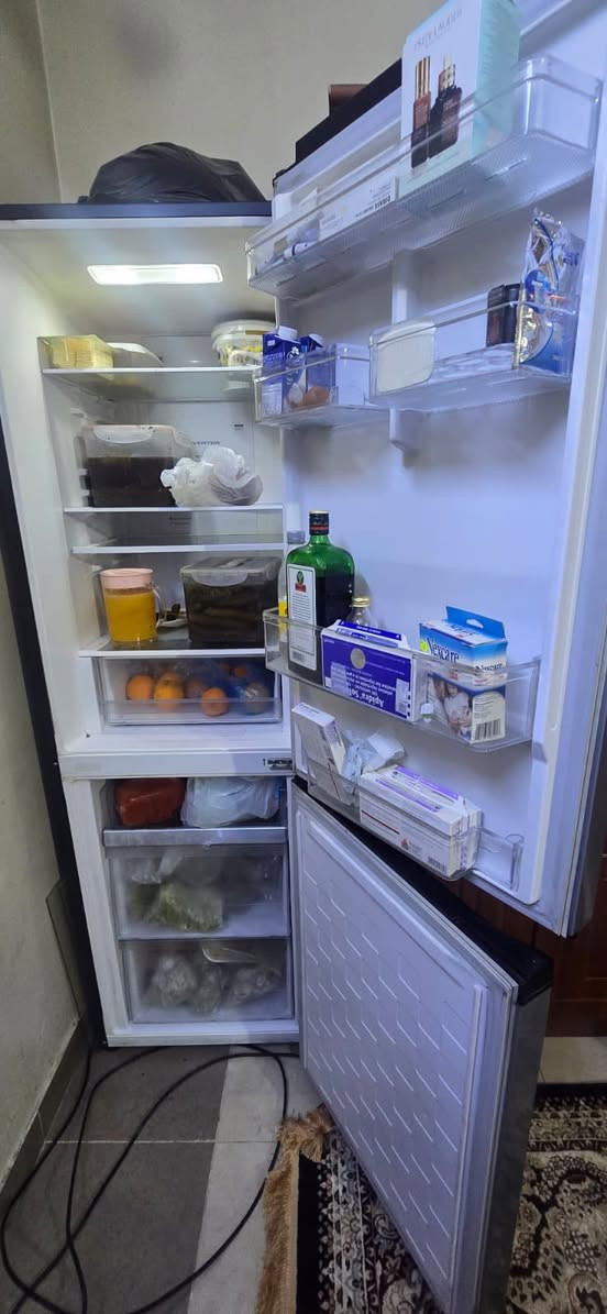 ثلاجة + مجمدة هيتاشي استخدام قليل
نظيفة جداً

السعر ٦٠٠ الف وبيها مجال
العنوان البنوك
الرقم ***********
