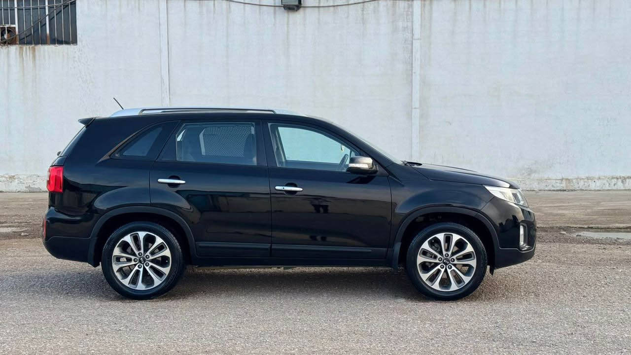 سلاو کیا سۆرینتۆ ٢٠١٥ بێ بۆیاخ 
سەتارەکە پاکو جوان و رێکو پێکە 
بەسمەیە. کوشن جلدە. کوشن کارەبایە. سێ ریز کوشنە. پەردەیە. حاسەیە. کامێرایە. مەکینە ٢.٤ گێرو مەکینەی نەکراوەتەوە. بێ بۆیاخە. ***********
خلیجییە رقم:***********
نرخ.١٥٢$ گەڵاو معامەلە السليمانية, العراق
