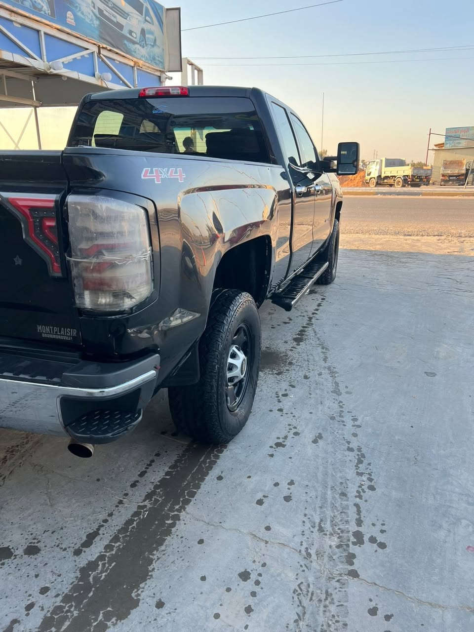 السلام عليكم شوفرليت سلفادور موديل 2017 
V8 مكينة 6200 
نظامين غاز وبانزين 
رقم بصرة شرط التحويل 
ماشية 300 كيلو 
حادثها بأمريكا بس باب السايق مصلح مامبدل بدون ايرباك بدون دواخل يعني لكطة ماتتفوت 
ومن جهه الصدر اكو باردات قليلات بالجاملغات الامامي والخلفي 
السيارة ماشاء الله كاملة وماناقصها اي شي شغل واطلع جاهزة من كلشي تبريد ثلج 
السعر 175 وبي مجال  
للاستفسار الاتصال على 
***********
