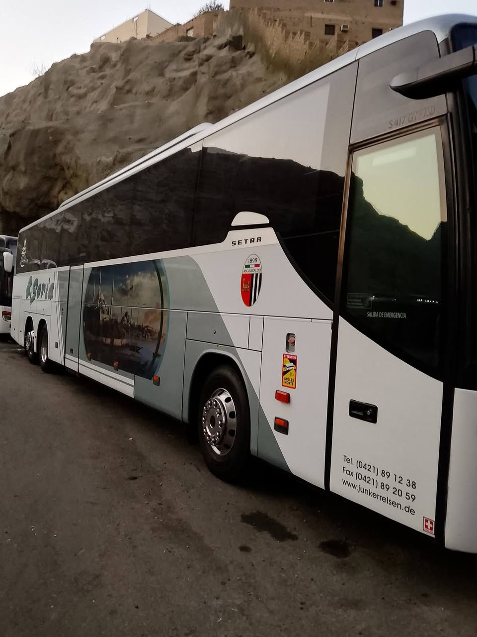 السلام عليكم باص سترا جيتي ٤١٧ موديل ٢٠٠٦ تبريد زعانف تخم تاير ٦٠ نفرا مكينه ٨ كير سطر سياره جديده بمعنى الكلمه *********** مكان السياره بغداد
