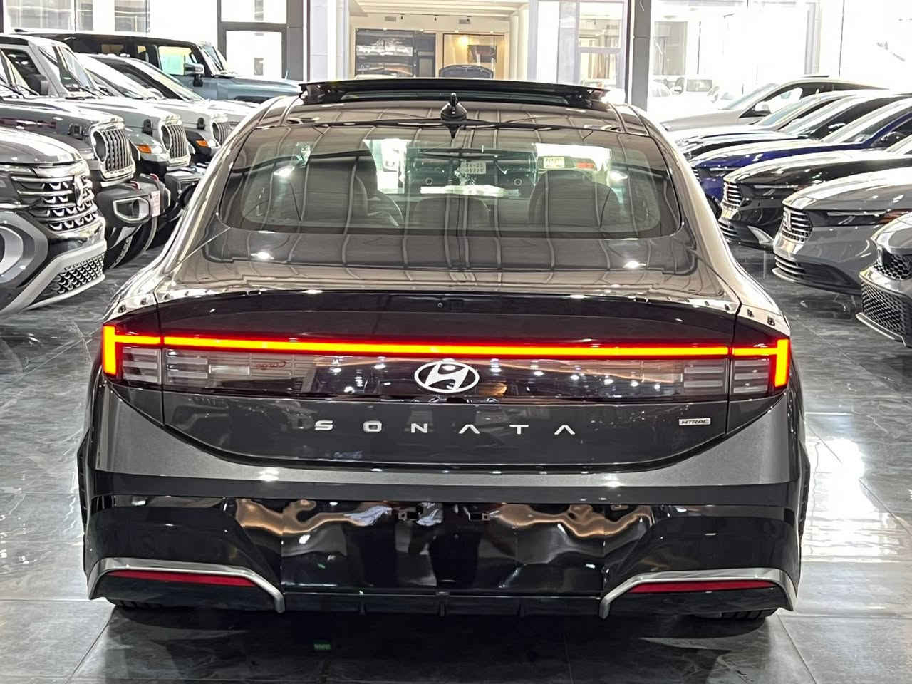 Hyundai Sonata 2025 Preferred Trend
سعر کلش مناسب 
صور حادث موجودە 
مواصفات كندية

✅ محرك 2.5 لتر 4 سلندر اقتصادي وقوي
✅ ناقل حركة أوتوماتيك 8 سرعات
✅ شاشة معلومات وترفيه كبيرة
✅ دعم Apple CarPlay و Android Auto
✅ تشغيل بصمة (Smart Key) وزر تشغيل
✅ رادار أمامي ونظام المحافظة على المسار
✅ كروز كنترول ذكي (Adaptive Cruise Control)
✅ حساسات أمامية وخلفية
✅ كاميرا خلفية
✅ مقاعد مدفأة
✅ مقود (ستيرن) مدفأ
✅ فتحة سقف بانوراما
✅ إضاءة LED أمامية وخلفية
✅ شاحن لاسلكي للموبايل
✅ نظام مراقبة النقطة العمياء
✅ نظام التحذير من الاصطدام الأمامي
✅ جنوط ألمنيوم رياضية
✅ مكيف أوتوماتيك مزدوج التحكم
✅ دخول ذكي بدون مفتاح

🔹 السيارة كلش نظيفة
🔹 بيها فقط نص الجاملخ الأمامي الأيمن صبغ بدون دواخل
🔹 دخول جديد
🔹 تگدر تترقم إقليم
🔹 السيارة موجودة في دهوك

📞 للمزيد من المعلومات:
***********
