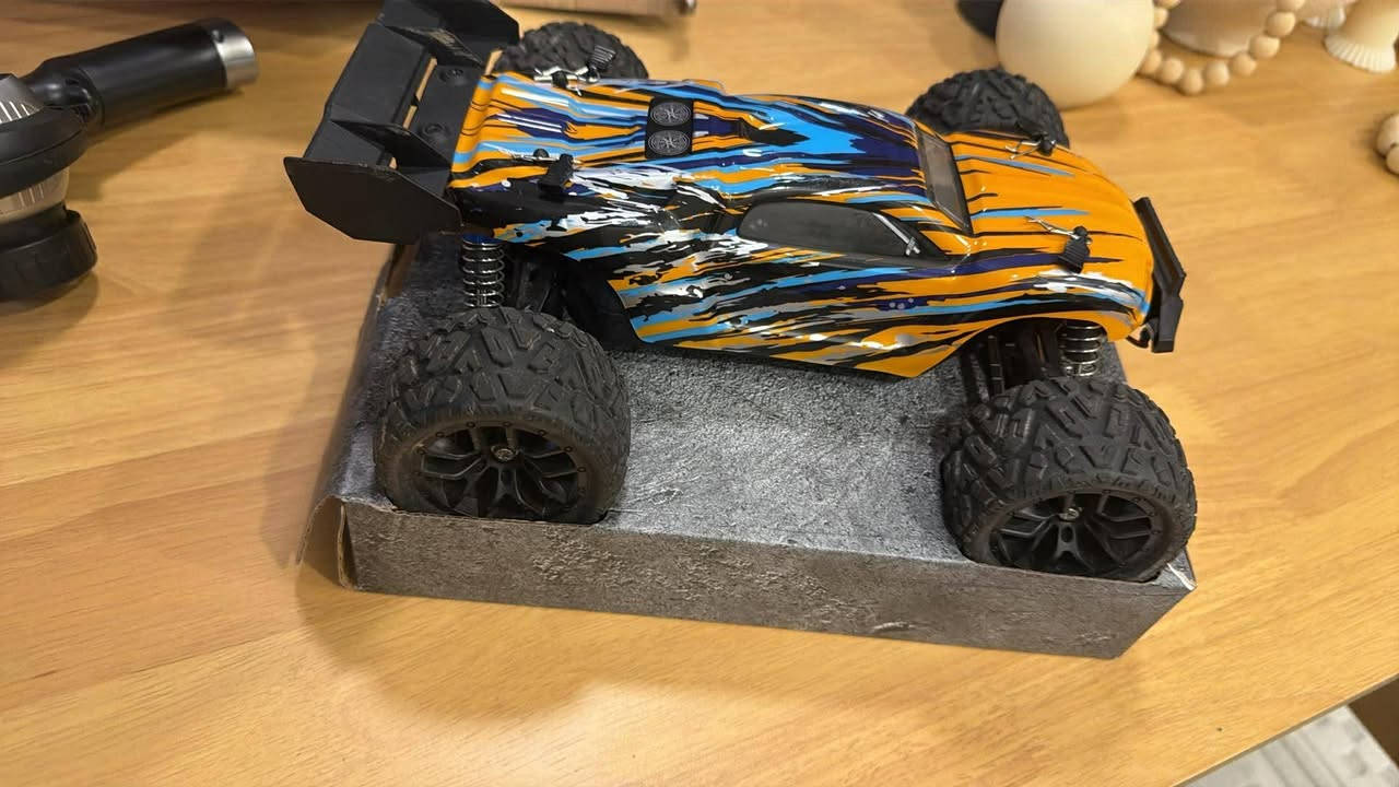 قياس 1:18 برشد سرعة 40 كيلو 
السيارة استخدام قليل جداً بيها فطر بالبدي صغير فقط
 خلي سعر وبالعافية
توصيل موجود


**إذا كنت صاحب هذا الإعلان وتريد حذفه لأي سبب، رجاءا أرسل رسالة إلى الدعم الفني**