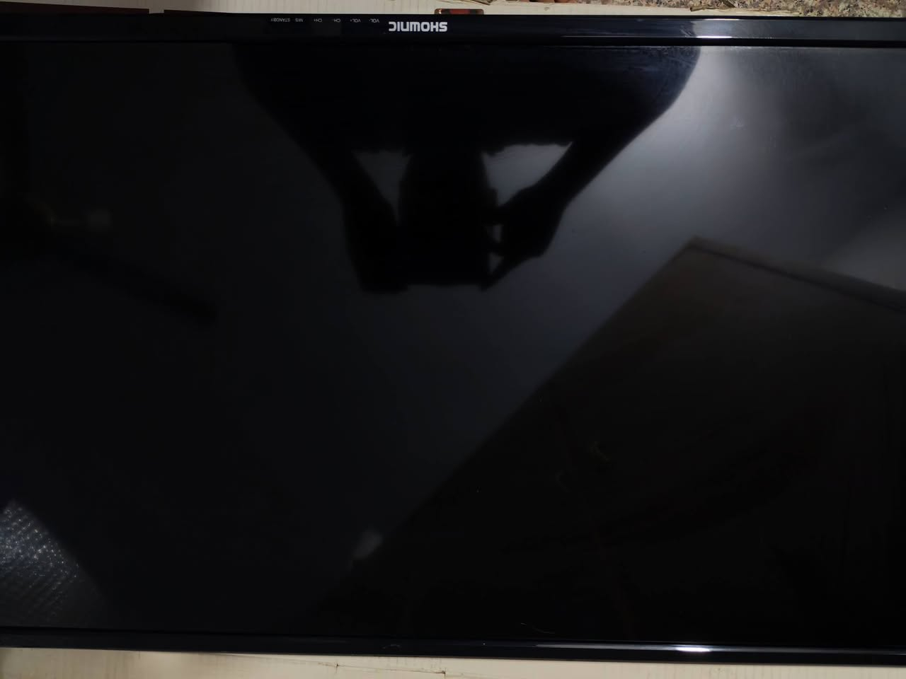 شاشة تلفزيون SHOWNIC بحجم 32 بوصة LED (موديل TD-H2132N) الشاشة ممتازة جداً واقتصادية في استهلاك الطاقة (50 واط فقط)، وتأتي بدقة HD Ready (1366 \times 768) مع زاوية رؤية واسعة وفلاتر تنقية الصورة الـ 3D لضمان ألوان واضحة ومريحة للعين 

الشاشة بحالة نظيفة جداً ومحافظ عليها بالكامل، وتأتي مع كارتونها الأصلي كما هو واضح في الصور، توجد خدشة صغيرة جداً وبسيطة في جانب الشاشة (موضحة بدقة في الصورة المكبرة)، علماً أن هذه الخدشة لا تظهر نهائياً ولا تؤثر على الرؤية أو جودة الصورة عند تشغيل التلفزيون 

السعر 65 الف العنوان بغداد زيونة ***********
