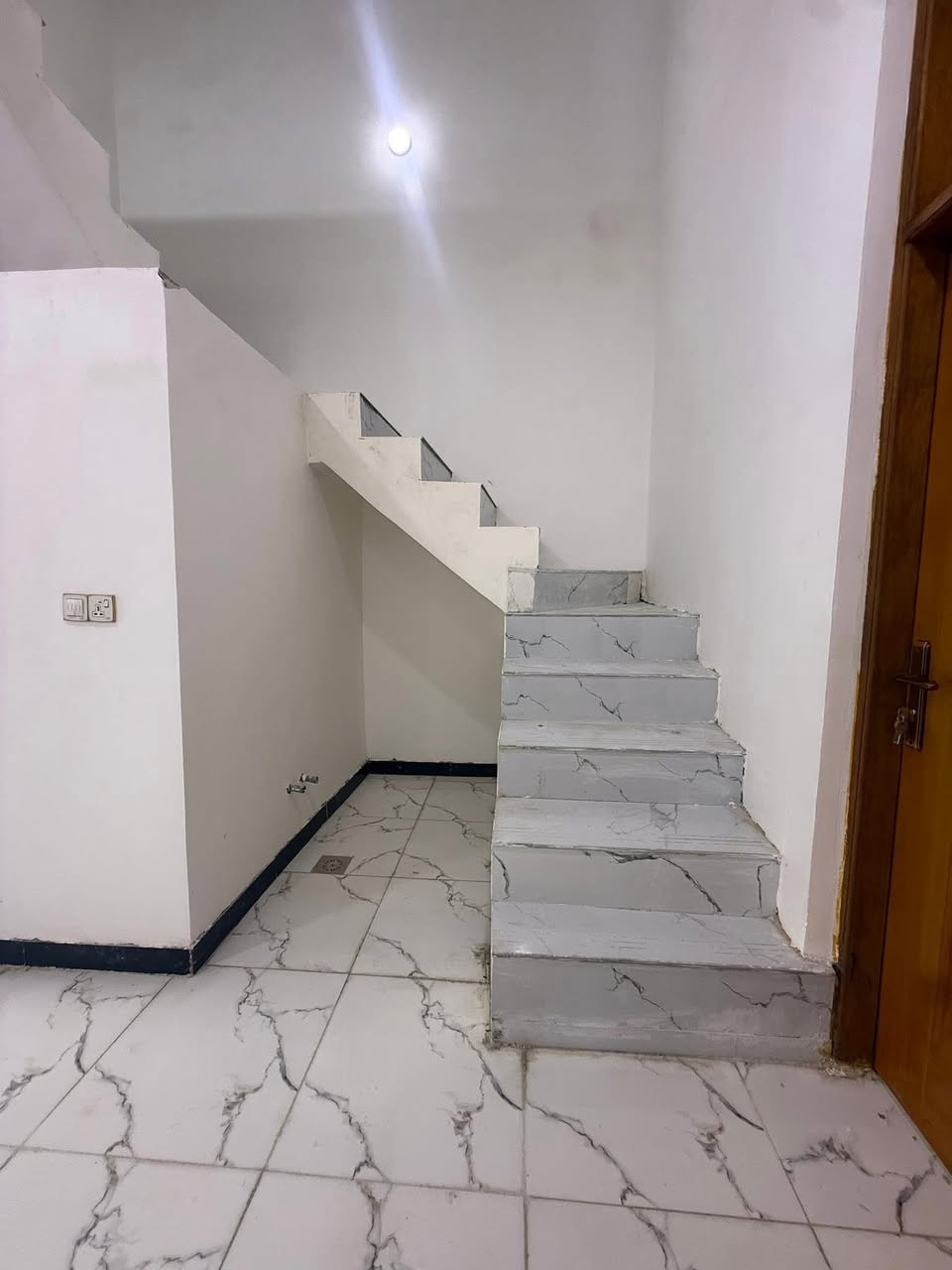 بيـت 120 مـتر بـنـاء حــديث هـسه كمل الـبيت كلش مرتب وشغل كله 

درجه اولى غرفتين وصاله واستقبال وصحيات داخل وخارج ومنور طارمه 

سـتاره عـاليه طابوك وسعره منـاسب 63 وبي مجال الـشراي مستعجلين 

بناء طابوك صب كونكريت مـسلح رباط صب كـونكريت بيت كلش مرتب 

نـاصريـه سـدينـاويـه يم الـدله بـشارع ابو مهـدي المهنـدس قريب كلش

*********** واتـساب مـفتوح 24 سـاعه
