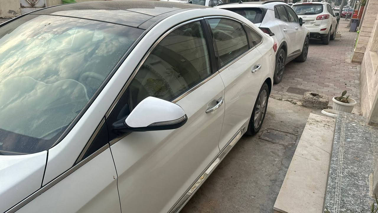 السلام عليكم عندي سوناتا limited لون ابيض رقم بغداد موديل 2015 وارد امريكي بيها الجاملغ الايسر والباب الايسر تبديل والسياره تكشر بيها صبغ البلادي وصبغتها على كد التكشر بس بالسونار يطلع مصبوغه عام وعندي فديو للصبغ السياره رادار امامي وجانبي تبريد وتدفئه كشنات بردات خلفيه سايد بريك كهرباء مكينه 2400 gdi ومعروف موصفات الlimited رايدها ب130 وبيها مجال ماشيه 62 الف ميل حاليا ***********
