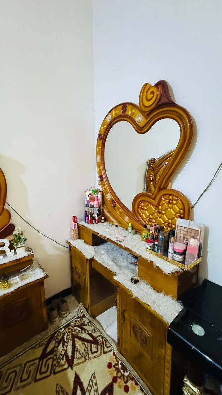 السلام عليكم غرفه للبيع جديده استخدام قليل .العنوان الزبير . السعر 650 وبيهه مجال ***********
