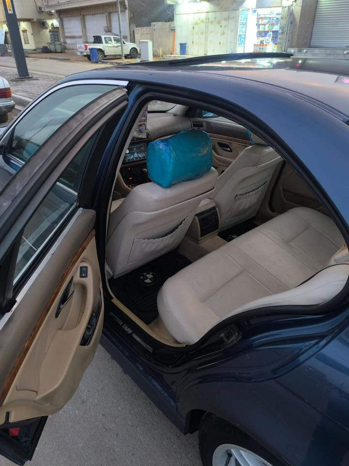 سياره BMW صقر اللون نيلي   موديل 1997 محدثه مويل 2000M محرك 6 سلندر مسكر فانوس محرك جديد السياره مصبوغه عام للجماليه بدون ضربه سنويتها تنتهي بشهر التاسع سنة 2026 المواصفات 
تحكم استيرن 
تبريد قطعتين 
فتحه بالسقف
ستيرن كهربائي 
كشنات جلد 
لو الداخلي عسلي 
السعر 85 ورقه وبيها مجال قليل السياره موجوده في محافظة البصره منطقة القبله للتواصل الاتصال على الرقم 
***********
