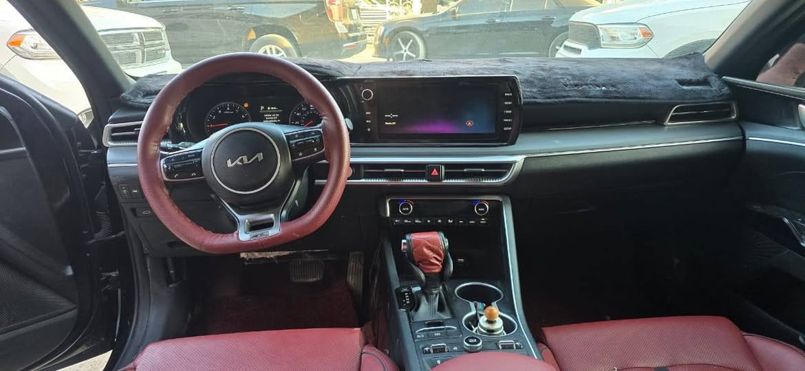 م السعر 175 وبيها مجال لشراي
‏Kia K5  _  ( G T )   مديل  2024 
‏   2500 Turbo ✈️✈️✈️✈️
سياره فول مواصفات معوقين بغداد وكاله عامه
داخله العراق شهر 8 سنه 2025
((حادث السياره:قطعتين بنيد وجاملغ ع بارد 
فقط)) بدون ضررر داخل 
العنوان ناصريه المركز 
المواصفات:  قفلة ملف الـ K 5 اعلى فئة 
الموديل:2024
الفئة: GT
المحرك:  2.5T
شاشة لمس كبيرة (قياس 10.25 )
نظام ملاحة GPS
نظام صوتي فاخر من Boss 12 سماعة 
بلوتوث + USB تايب سي + أبل كاربلاي + أندرويد أوتو
شحن لاسلكي للجوال
دخول وتشغيل ذكي (بصمة)
تشغيل عن بعد
مقاعد أمامية كهربائية
تسخين وتبريد المقاعد 
نظام تكييف منفصل قطعتين 
ماوس تحكم بـمودات القيادة 
ستيرن رياضي حرف D مختوم GT 
كشنات مختوم GT 
ترحيب عند الاقتراب / جنطة تنفتح عند الاقتراب 5 ثواني
إضاءة داخلية LED
نظام اختيار وضعيات القيادة
( Eco _ Normal _ sport _ sport plus ✈️ )
حساسات أمامية وخلفية وجانبية 
رادار 360 درجة في كل الاتجاهات 
كاميرات 360 درجة عالية الدقة
أنوار أمامية LED بالكامل
أنوار نهارية DRL
أنوار خلفية لد متقطع  
مرايا كهربائية مع إشارات وقابلة للطي وقلاب مع البگ
زوائد رياضية GT
نظام تنيبه السائق 
حساسات مطر وتحكم أوتوماتيكي بالمساحات
نظام إضاءة أمامية اوتماتيك
نظام مانع انغلاق المكابح (ABS)
نظام الثبات الإلكتروني (ESP)
نظام المساعدة في صعود المرتفعات
نظام مراقبة ضغط الإطارات (TPMS)
نظام تحذير التصادم الأمامي
نظام التنبيه عند تحرك السيارة الأمامية في الترفك لايت
إطفاء ذاتي 
سايد بريك يعمل مع المكابح تلقائيا
نظام الكبح التلقائي في الطوارئ (توقف ذاتي) 
نظام التنبيه عند الخروج عن المسار
نظام المحافظة على المسار
نظام مراقبة النقطة العمياء
نظام تنبيه حركة المرور الخلفية
فرامل يد كهربائية مع Auto Hold
إطفاء السيارة اوتوماتيكياً
للاستفسار الاتصال بالرقم ***********
