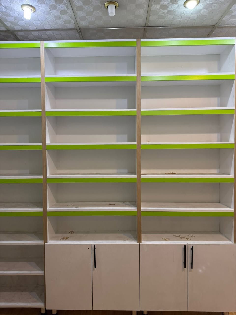 للبيع عدد الرفوف ١٣ رف خشبي وفاترينة زجاج وميز بي ٣ مجرات 
عرض الرفوف 
٨٥ سم عدد ٤
٩٣ سم عدد ٤
٤٠ سم عدد ٢
٦٠ سم عدد ١
٥٠ سم عدد ١
زاويه ٨٠سم *٨٠ سم عدد ١
فاترينة زجاجيه ٩٠ سم عدد ١
ميز ١٩٠ سم عدد ١


**إذا كنت صاحب هذا الإعلان وتريد حذفه لأي سبب، رجاءا أرسل رسالة إلى الدعم الفني**