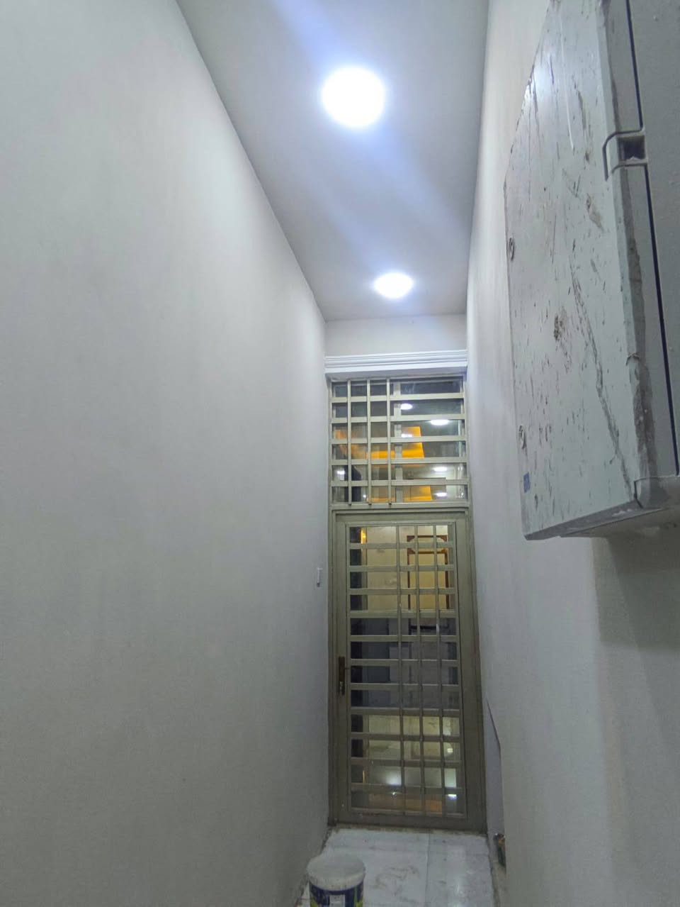 السلام عليكم ، دار ١٠٠ متر طابقين للبيع بناء حديث كونكريت مسلح درجة أولى سنة ٢٠٢٦ يحتوي على غرف نوم عدد ٣ وصالة عدد ٢ وصحيات عدد ٣ ومطبخ وأستقبال خدمات كاملة ماء وكهرباء ومجاري العنوان النجف الأشرف حي ميسان قطاع ٢٢ قريب جداً على شارع الكيات الرئيسي السعر ١٥٥ مليون قابل للتفاوض للأستفسار أكثر الأتصال على الأرقام التالية *********** أو*********** حمزة الجبوري للعقار والمقاولات العامة
