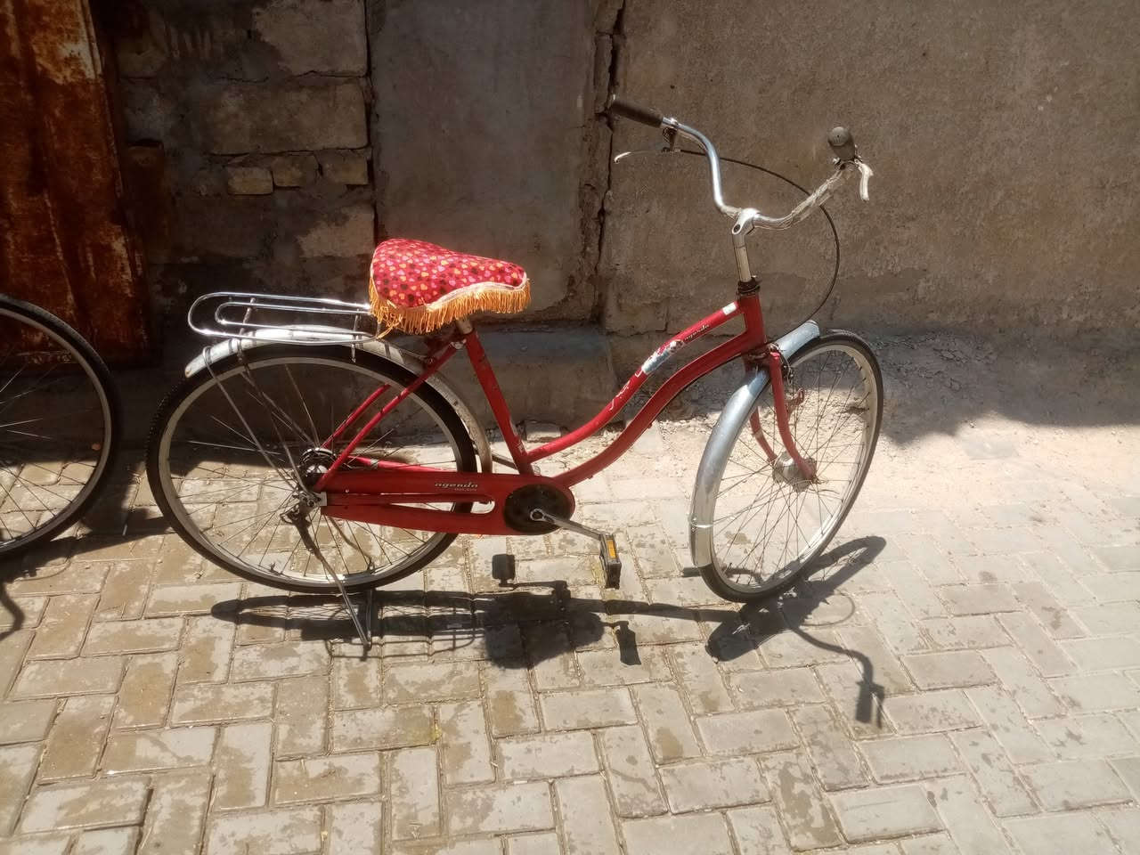 بايسكل بناتي نضيف شغال او حلو مثل ما موضح بالصورة بس بيه مشكلة جوة السرج اكو قفل كا اعرف افتحة يعني ما أكدر ابدل السرج سعرة ٤٠ نهايتة واصل داخل المدينة او بالقرب منها


**إذا كنت صاحب هذا الإعلان وتريد حذفه لأي سبب، رجاءا أرسل رسالة إلى الدعم الفني**
