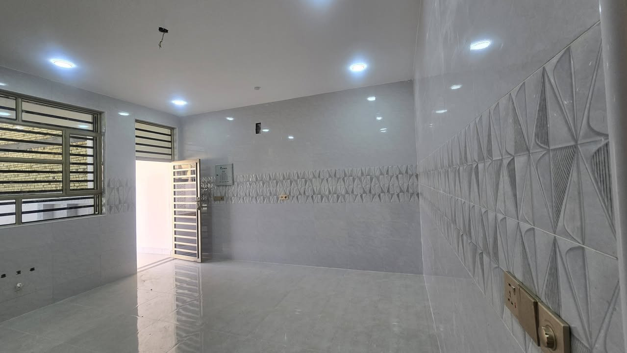 بيت للبيع بالخضراء مقابيل المعارض مساحة ٣٠٠متر مامسكون للاستفسار الاتصال على الرقم ***********شارعه ١٢متر
