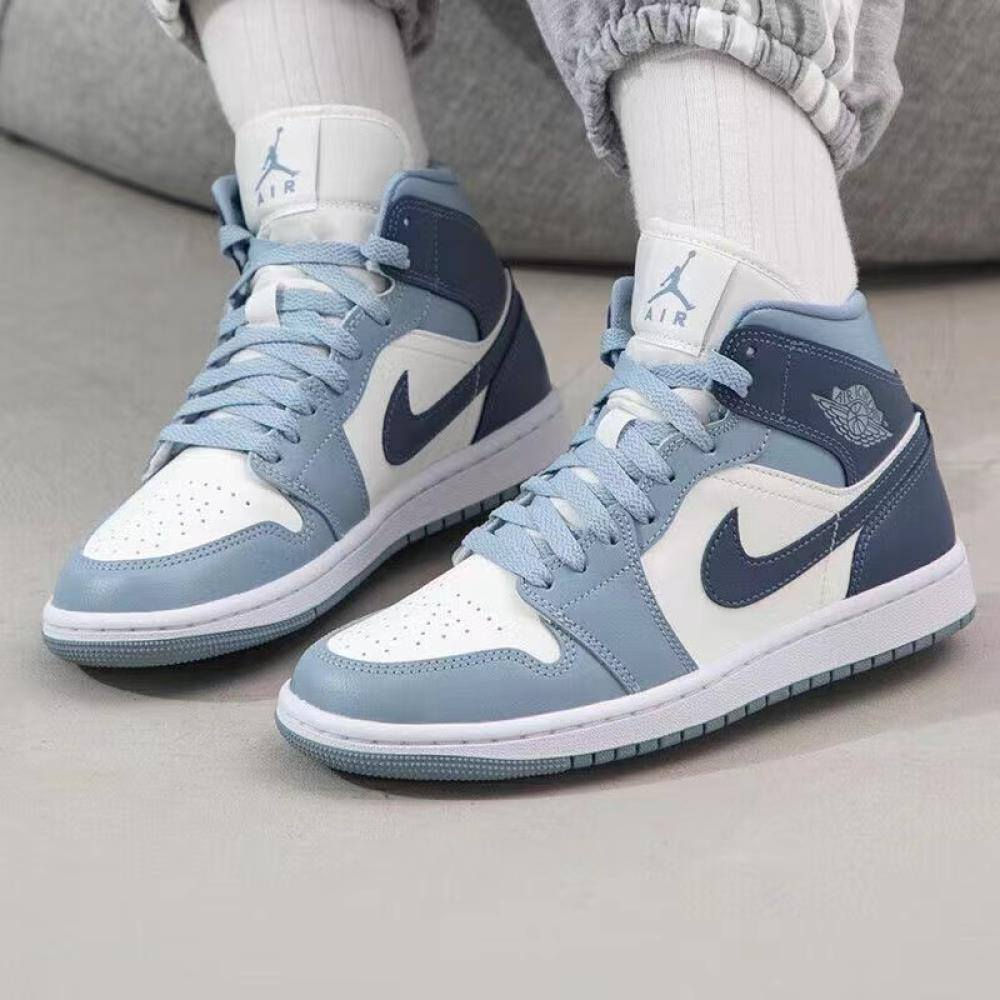 هذا الحذاء هو Nike Air Jordan 1 Mid بإصدار الألوان المميّز Diffused Blue (رقم الموديل: BQ6472-140). [1]
#تفاصيل_التصميم:

#الألوان: مزيج متناسق بين الأزرق الفاتح (Diffused Blue)، والأزرق الداكن للعلامة (Swoosh)، مع قاعدة باللون الأبيض العاجي (Sail).

#الشعار: يظهر شعار "Air Jordan Wings" الشهير محفوراً باللون الأبيض على الكاحل.

#الخامة: جلد ناعم ممتاز مع ياقة مبطنة لحماية الكاحل وتوفير راحة كاملة. 

#القياس_39
#قياس_القدم_25CM
#جديدة لوك بالجيس غير مستخدمة مال بضاعة DHL وليس تجاري.
#توجد خدمة توصيل للمحافظات كافة.


**إذا كنت صاحب هذا الإعلان وتريد حذفه لأي سبب، رجاءا أرسل رسالة إلى الدعم الفني**