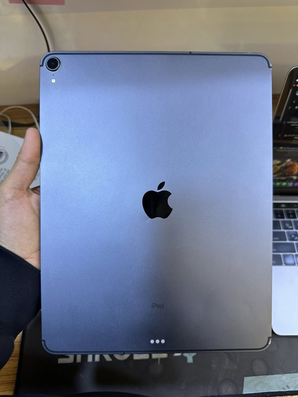 ايباد برو 2019 الجيل الثالث
حجم 12.9 الكبير مو الصغير 
ذاكرة 256 
بطارية 89 
ببجي 120 فريم بكل سلاسه 
محدث اخر شي ios26 وبعد يدعم تحديثات
يدعم الشريحة 
كامل مابي اي مشكلة ومضمون من كل شي 
سعر 575 الف يوجد توصيل
واتساب ***********
